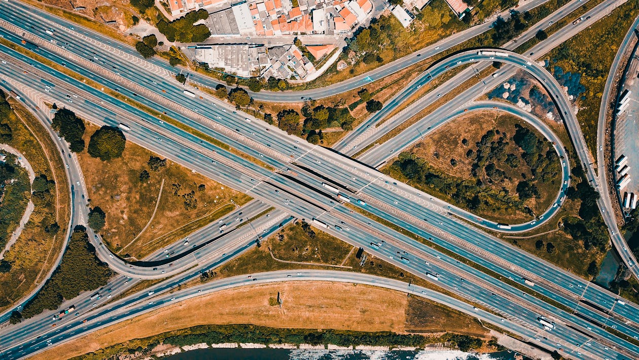Commuting is more convenient with the existence of major road networks connected to Vista Alabang. Photo by Sergio Souza from Pexels.