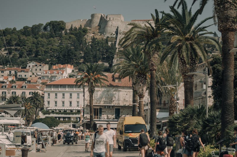 Scène animée du front de mer de Hvar avec la forteresse Fortica en arrière-plan