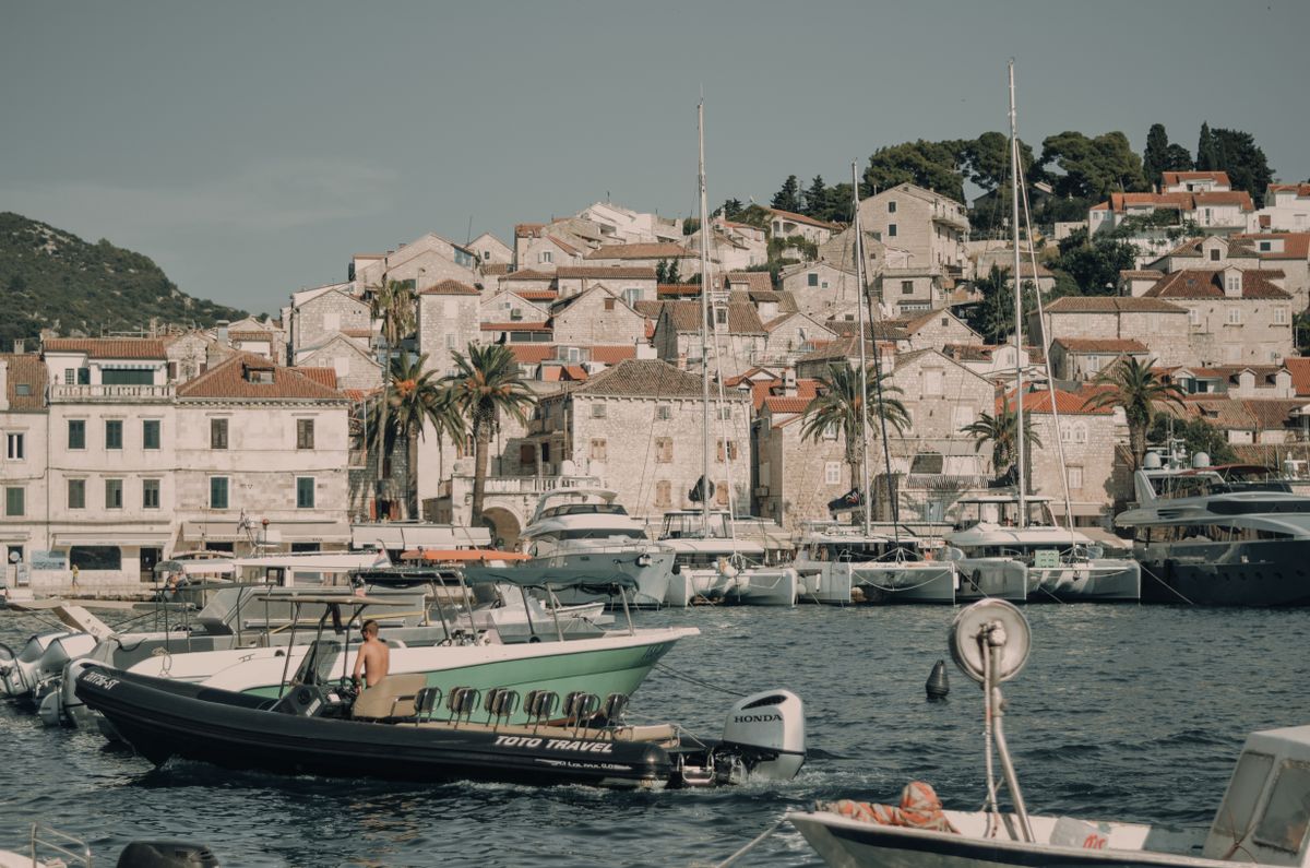 Front de mer de Hvar Town avec bateaux sur l'Adriatique en lumière dorée