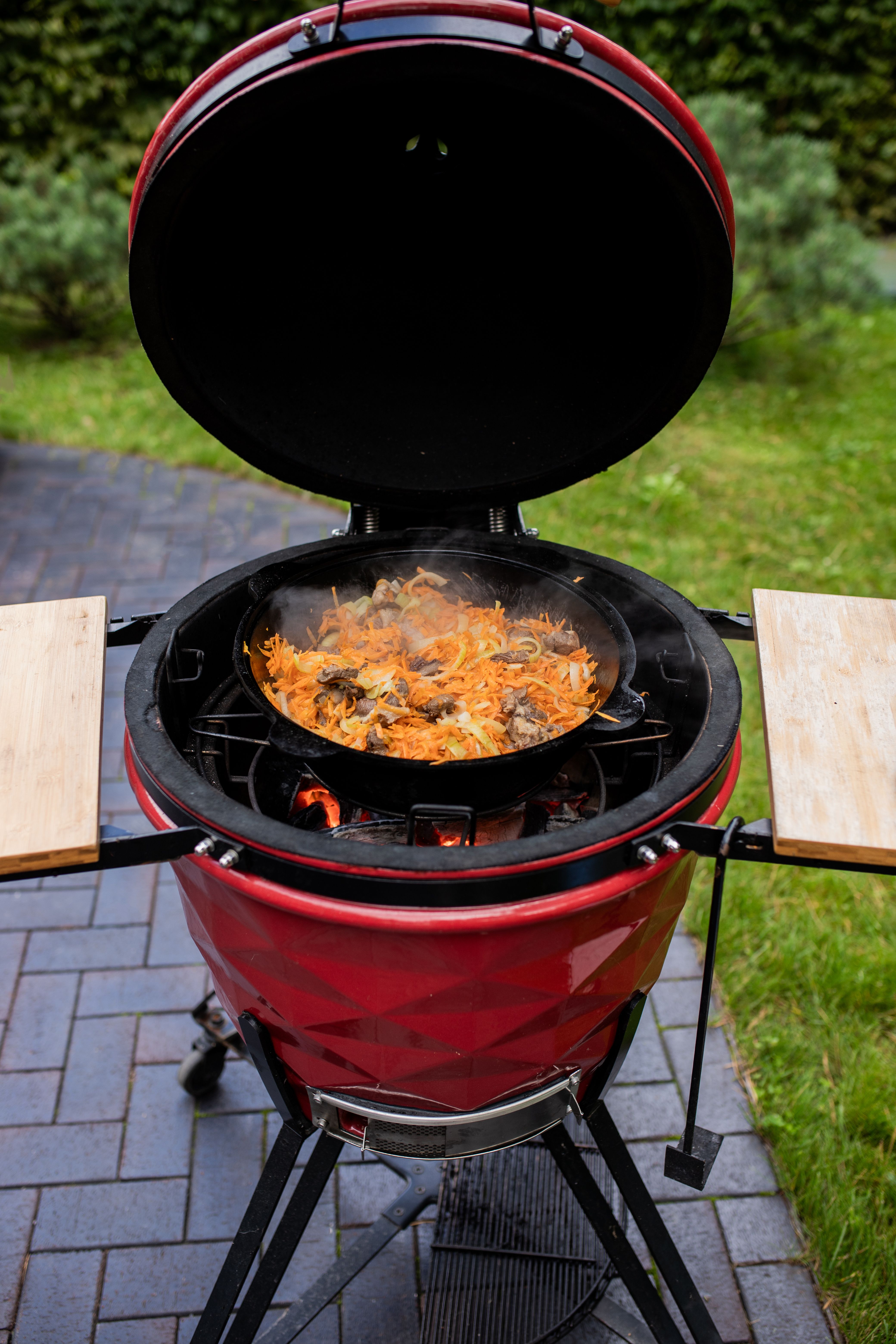 Kamado ceramic grill