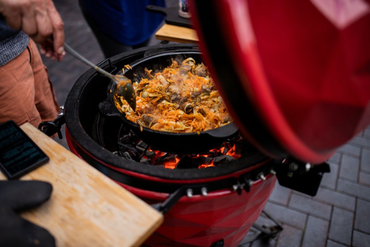 Barbecue kamado en céramique utilisé en extérieur