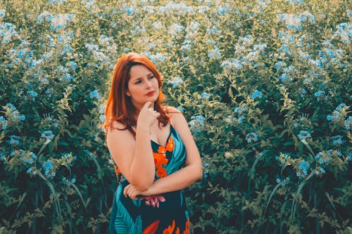 꽃밭에 서있는 여자