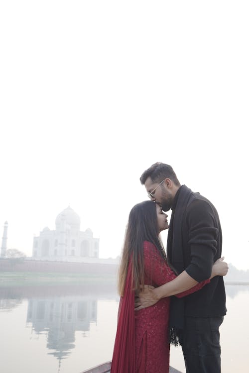 Couple Kissing in Front of Taj Mahal 