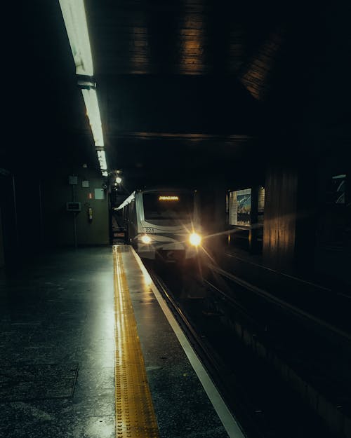 Gratis arkivbilde med metro, mørke, offentlig transport