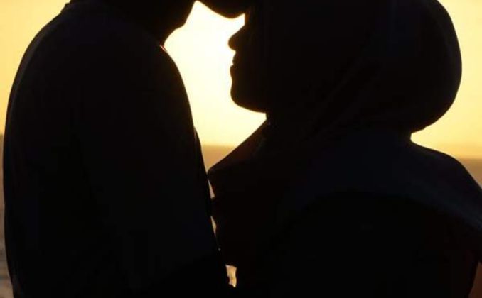 Online dating: starting a conversation on a niche platform