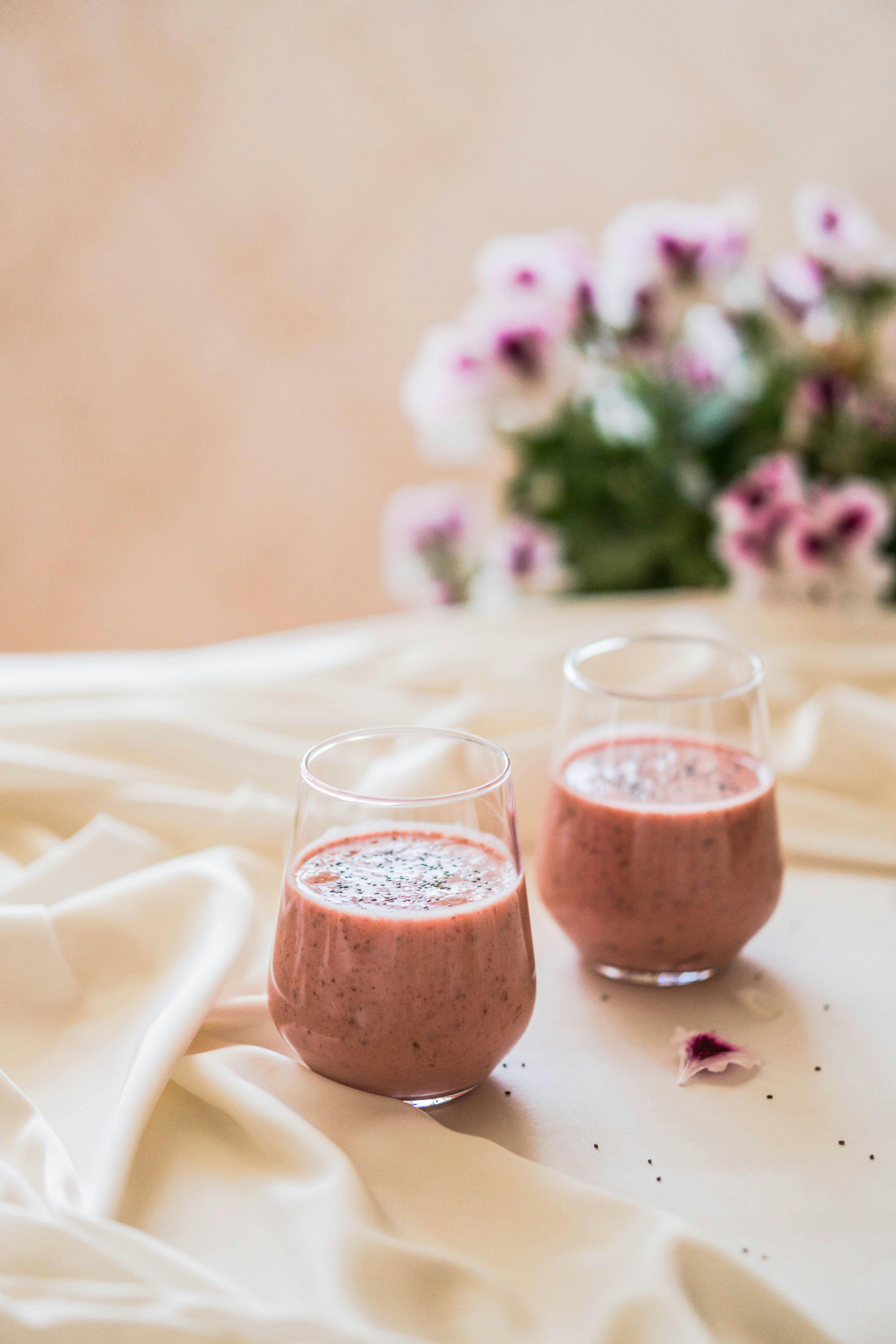 Smoothie de fresa con chía en vaso de vidrio