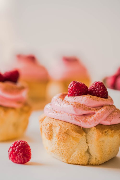 Gratis arkivbilde med bakverk, bringebær, cupcakes