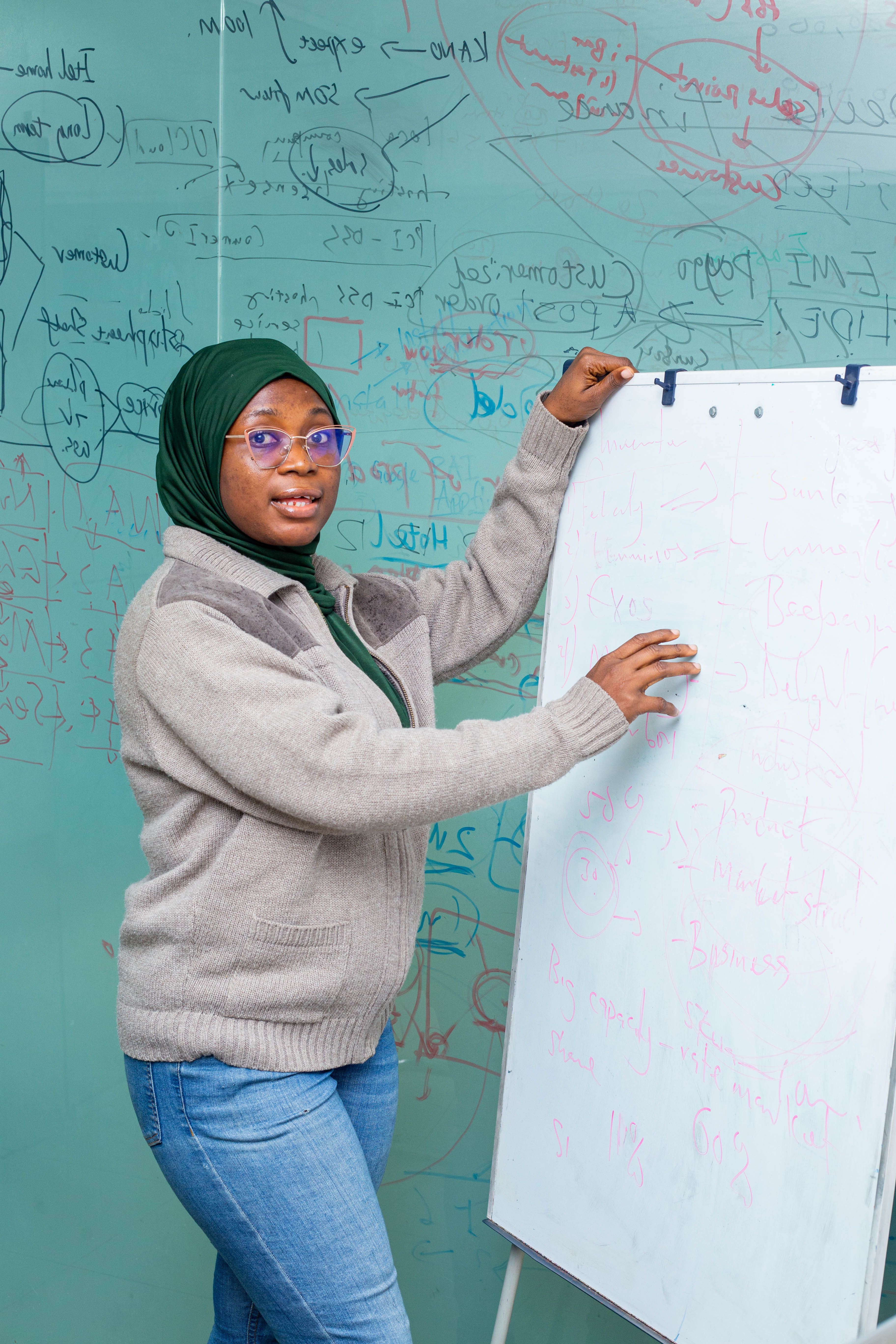 Une enseignante devant un tableau à Lagos, au Nigeria