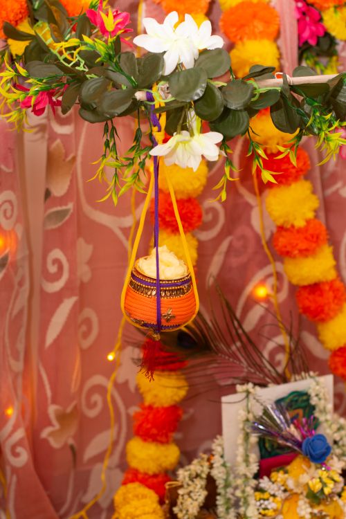 Free Capture of colorful Indian decorations with flowers and garlands on display. Stock Photo