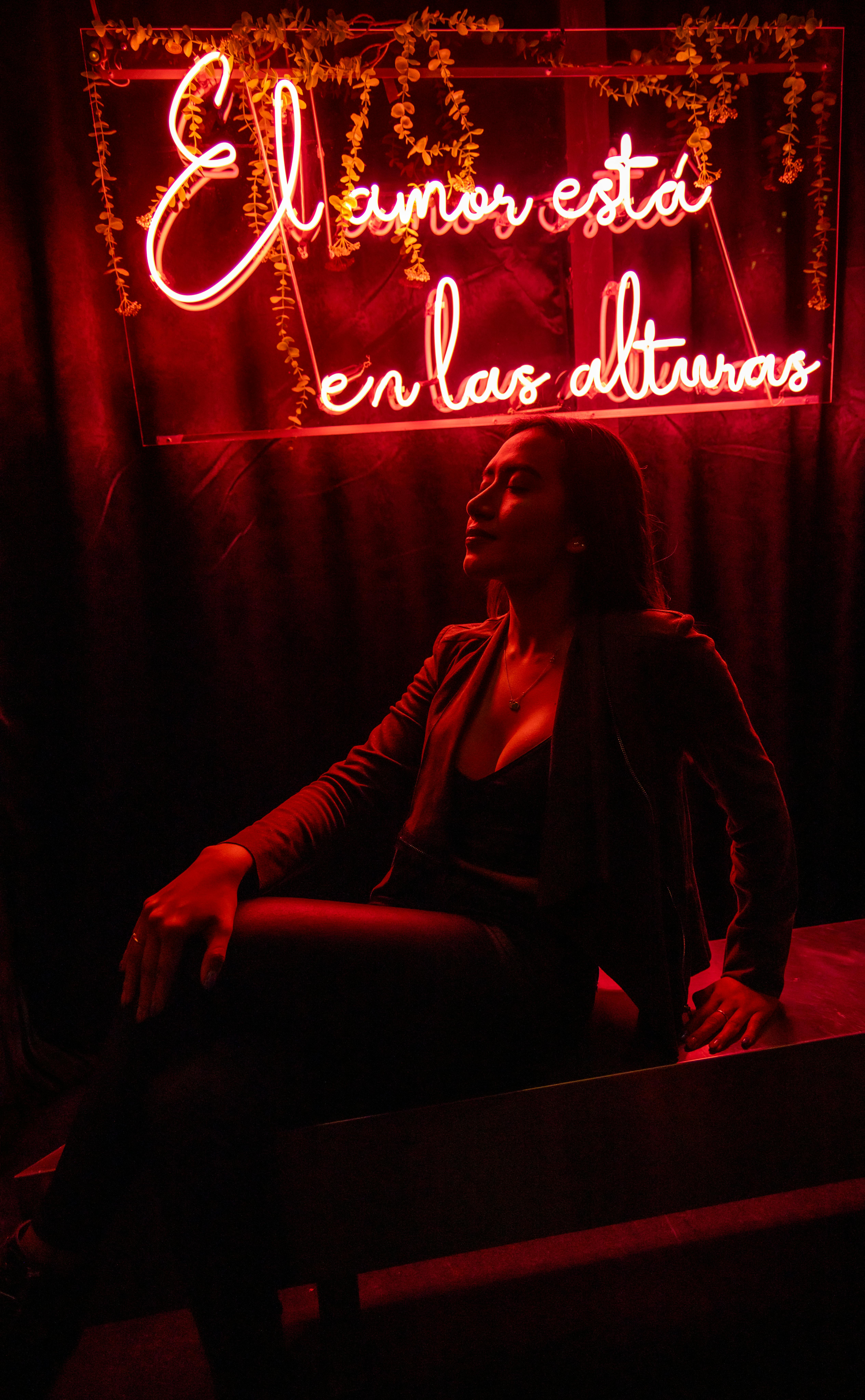 Free A captivating nightlife portrait of a woman in front of a neon sign in Ciudad de México. Stock Photo