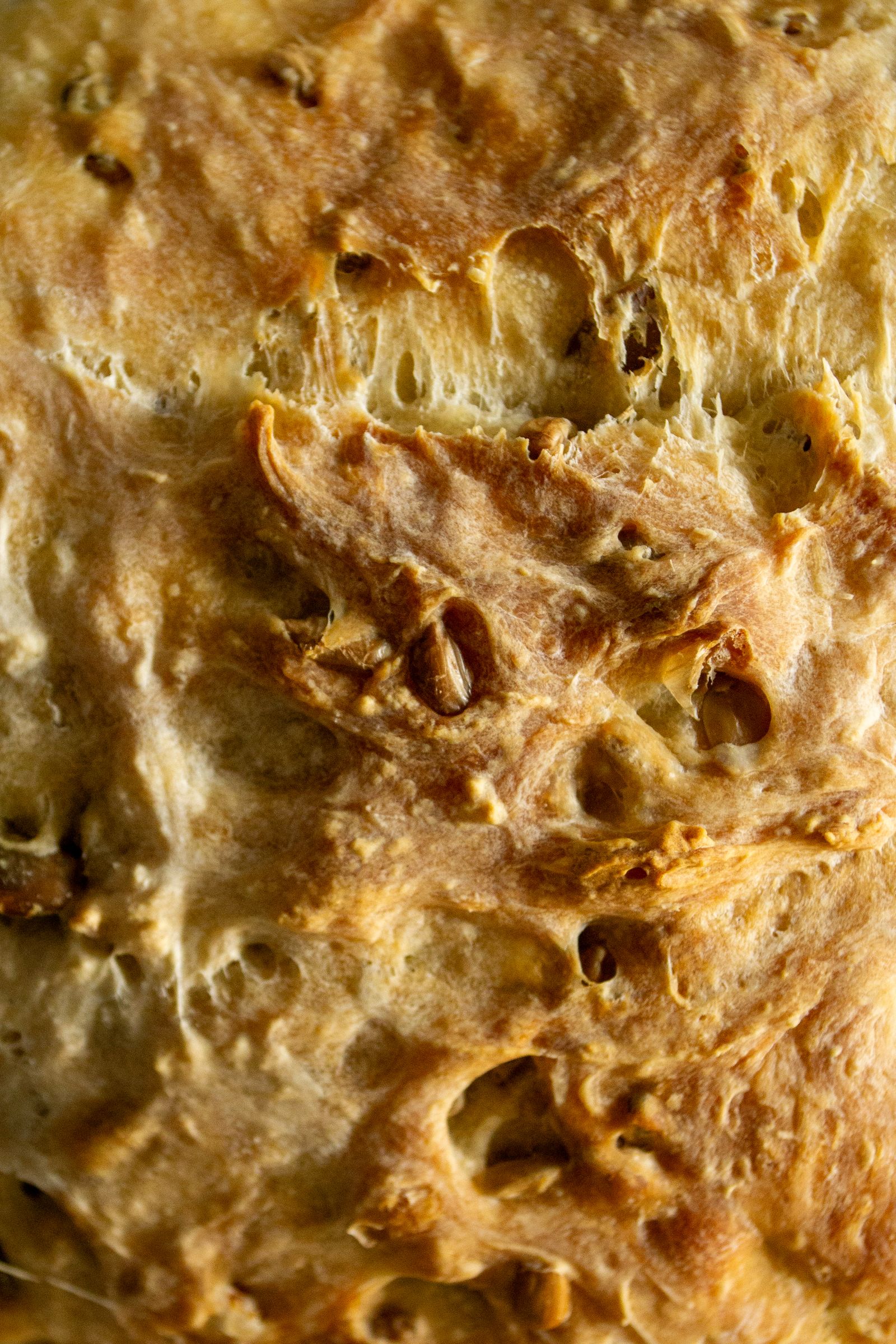 Macro sur une croûte de pain dorée et craquante