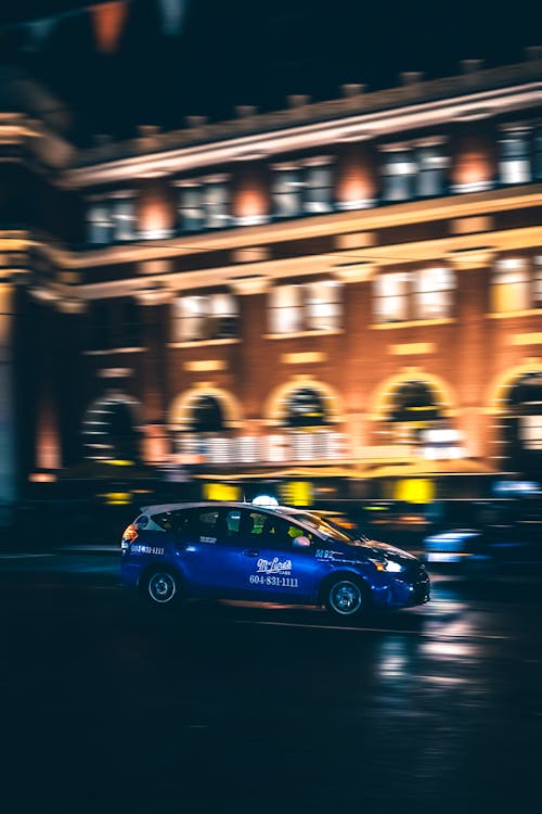 Free Selective Focus Photo of Car During Evening Stock Photo