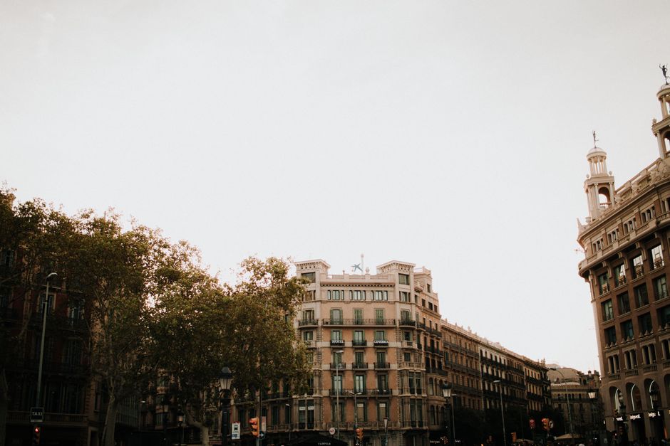 Hermoso paisaje urbano de Barcelona con arquitectura histórica y escenas urbanas.