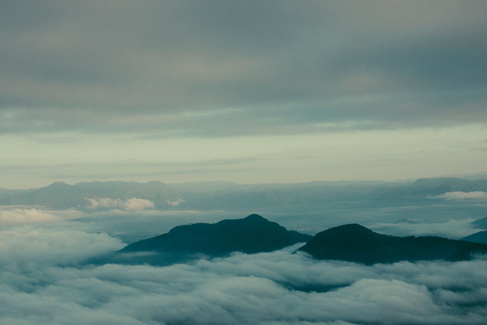White Clouds over the Mountain · Free Stock Photo