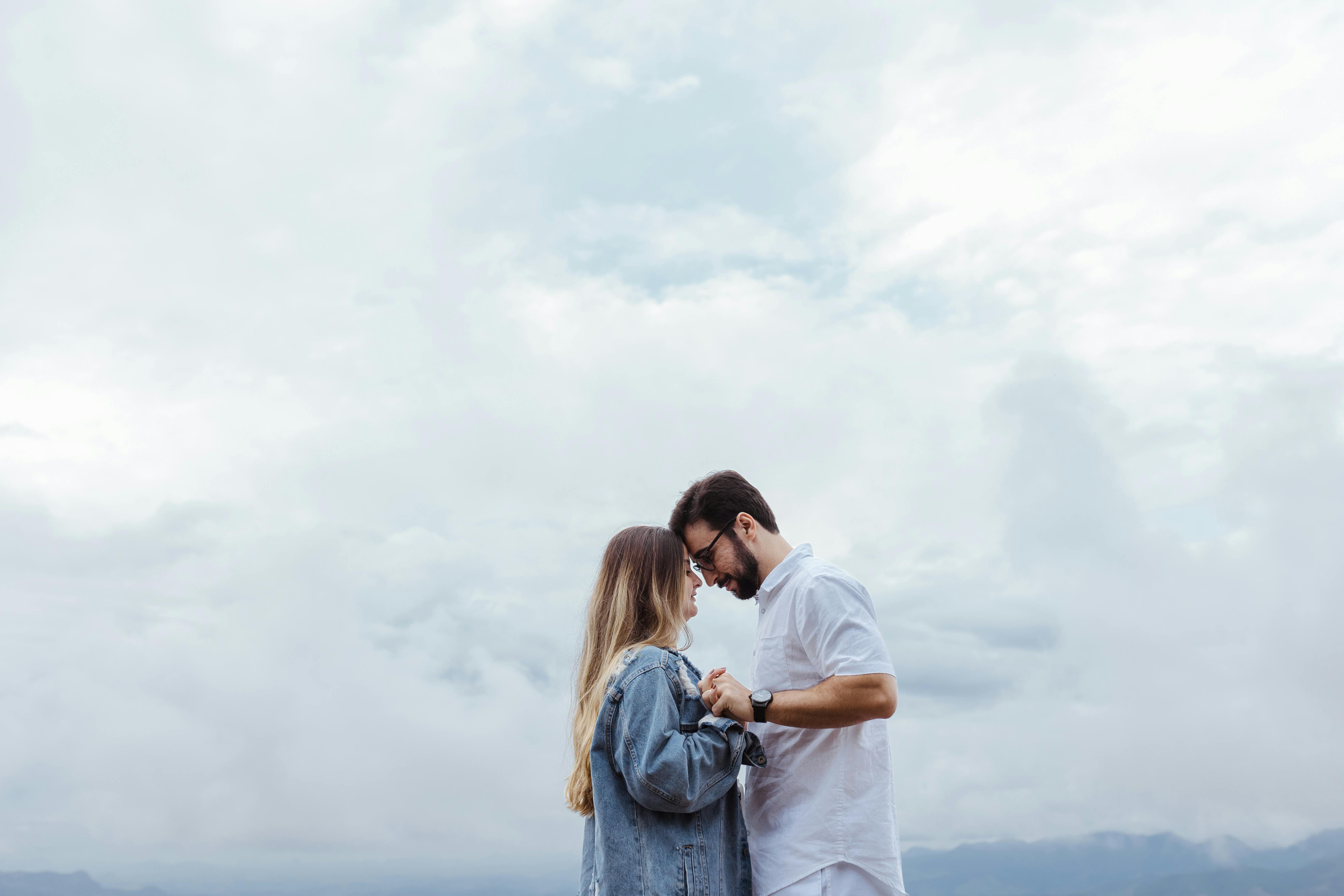 12 Pose Foto Prewed Artis yang Paling Simpel & Mudah untuk Ditiru