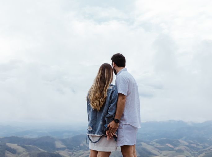 Online dating: starting a conversation on a niche platform
