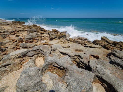 돌, 맑은 하늘, 바다의 무료 스톡 사진