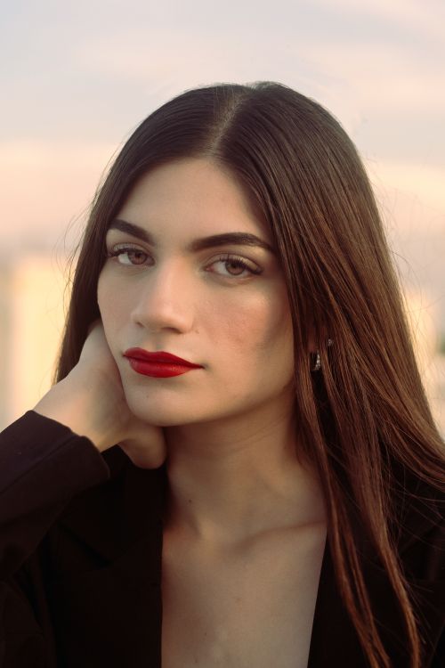 Free Portrait of a woman with red lipstick against an elegant backdrop in Mérida, Yuc., perfect for fashion and lifestyle themes. Stock Photo