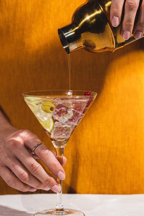 Miễn phí Chai Rượu Dạng Thanh, Ly Martini Và Ly Cosmopolitan, Người Phụ Nữ Cầm Martini Ảnh lưu trữ