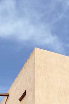 Klares Design mit Himmel & Gebäude – Minimalistisch