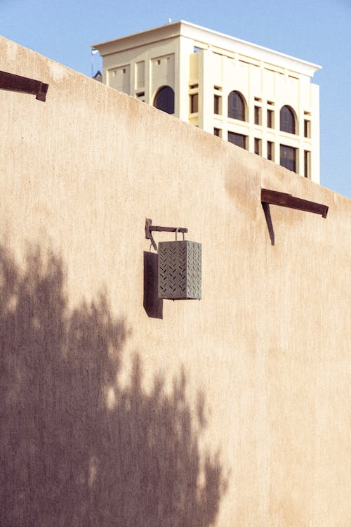 Безкоштовне стокове фото на тему «вертикальні постріл, висіння, зовнішнє оформлення будівлі»