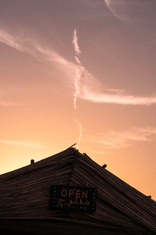 Kostenloses Stock Foto zu dach, gebäude außen, himmel