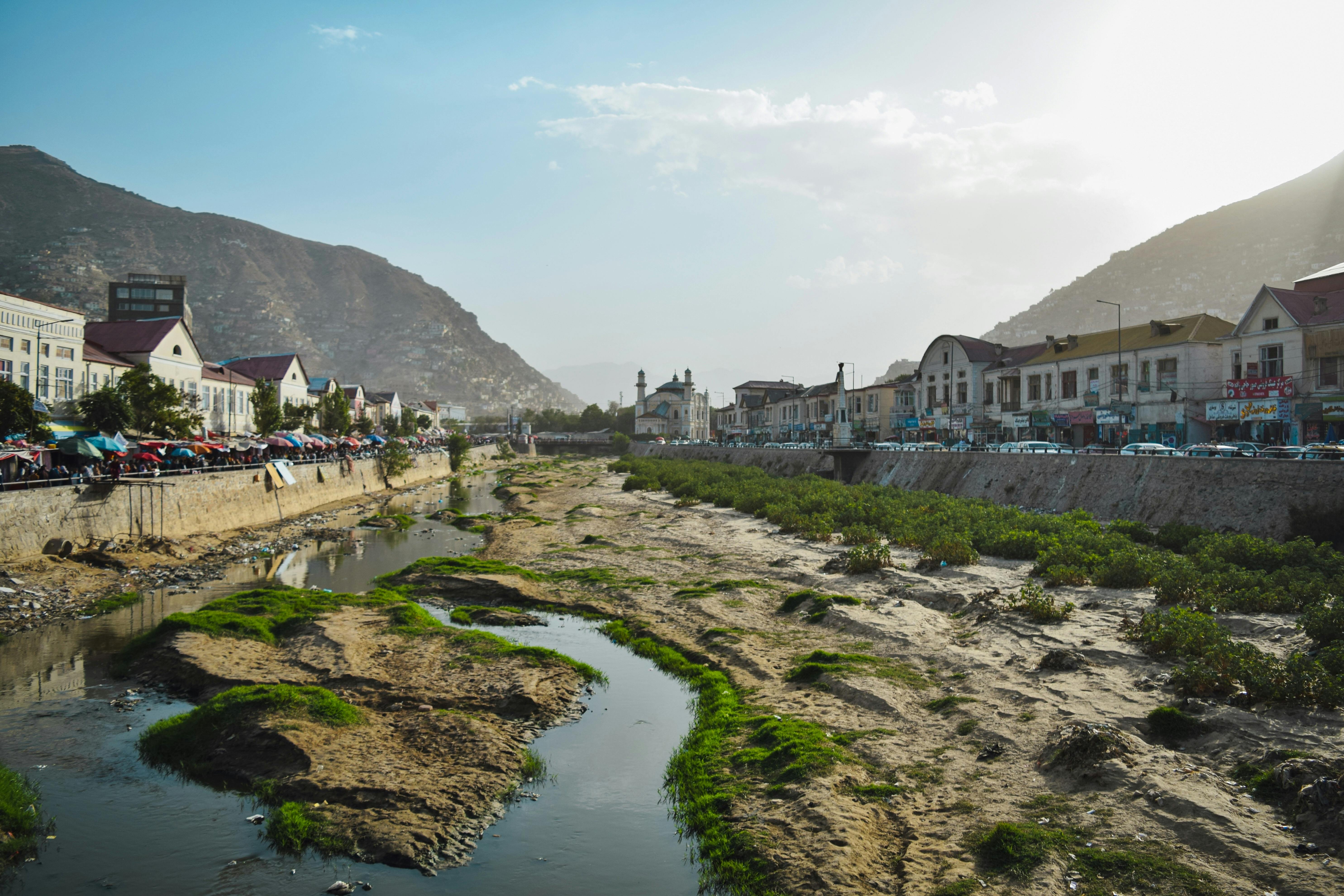 Paysage afghan avec des montagnes et un ciel bleu