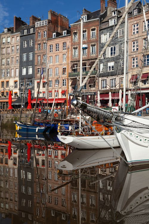 Kostenloses Stock Foto zu gebäude, mietshäuser, segelboote