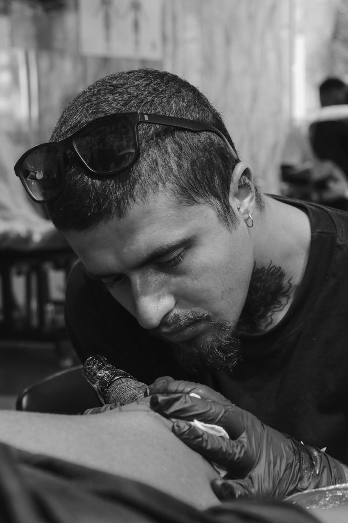 Tattoo Künstler Portrait bei der Arbeit