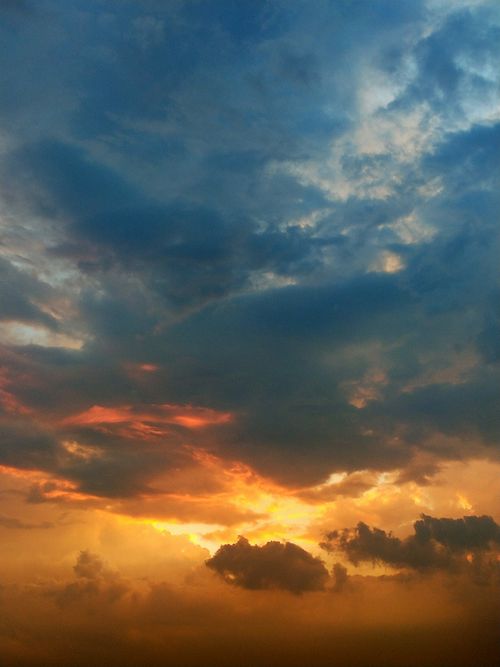 Free Vibrant, dramatic sky with blue and orange clouds during sunset in India. Stock Photo