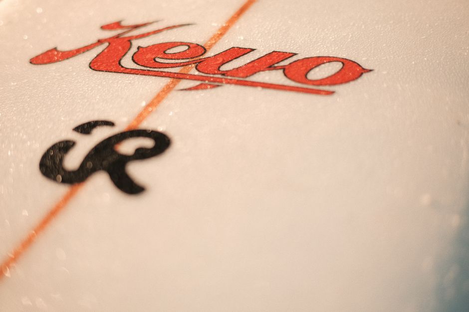 A close-up of a surfboard on the sand, capturing the essence of <span class="notranslate"><em>Costa da Caparica</em></span>.