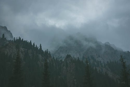 dağlar, kasvetli, manzara içeren Ücretsiz stok fotoğraf