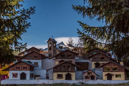 蔚蓝的天空下，冷杉树环绕着一个迷人的微型高山村庄，村里有木屋和教堂塔