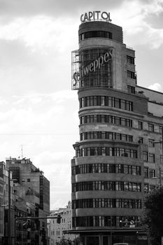 A striking black and white photo of the iconic Edificio Carrión, a prominent Madrid landmark.