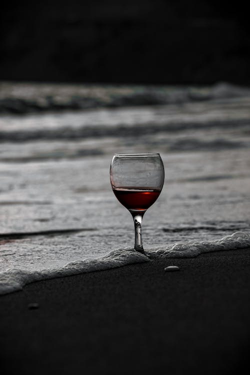 Бесплатное стоковое фото с алкоголь, вертикальный выстрел, красное вино