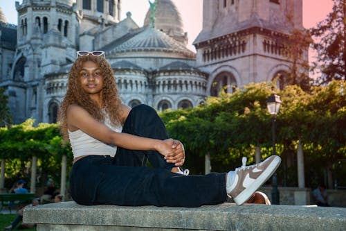 Jeune fille belle à la basilique