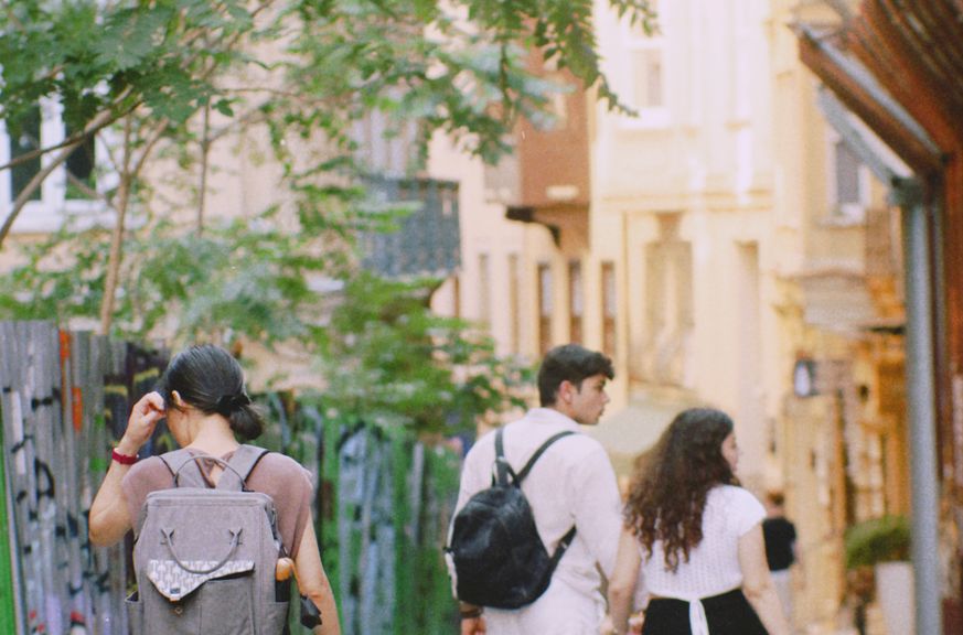 Online dating: starting a conversation on a niche platform