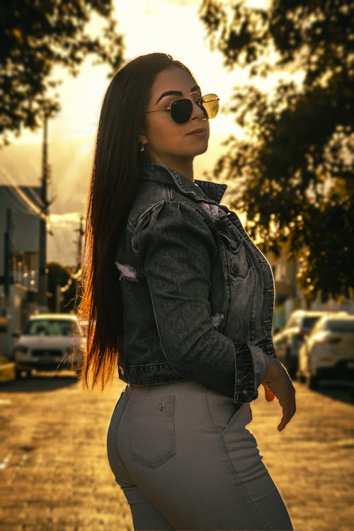 Garota ruiva com roupa jeans posando ao por do sol