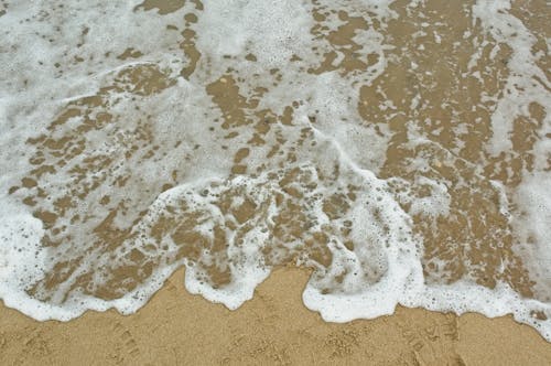 Fotos de stock gratuitas de arena, espuma de mar, línea costera