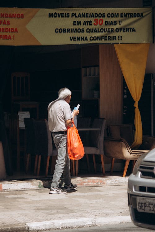 Immagine gratuita di anziano, borsa, camminando