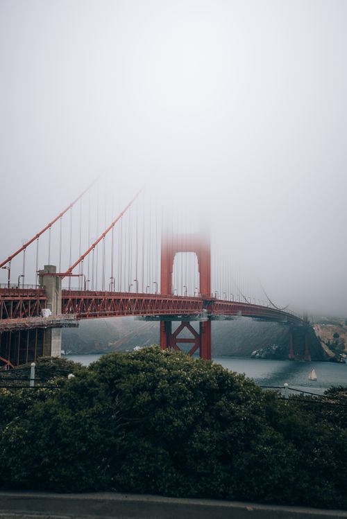 Free Iconic Golden Gate Bridge shrouded in misty fog, capturing urban elegance. Stock Photo