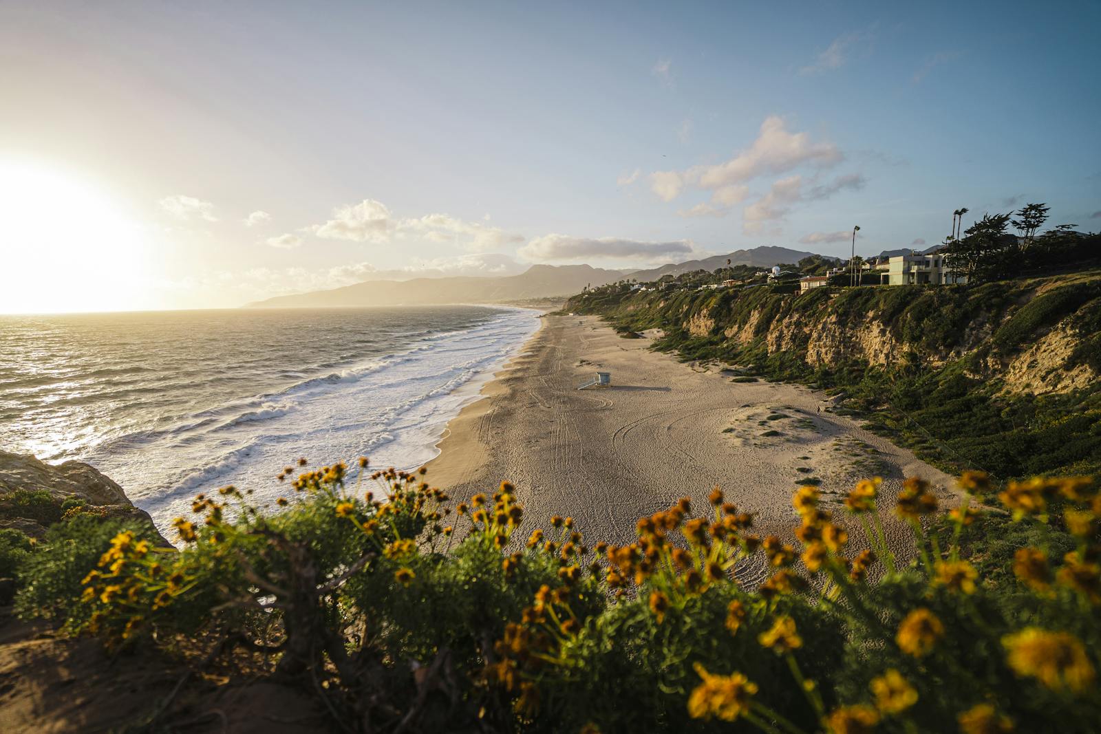 Plage magnifique au coucher du soleil, offrant une vue apaisante sur la mer mexicaine