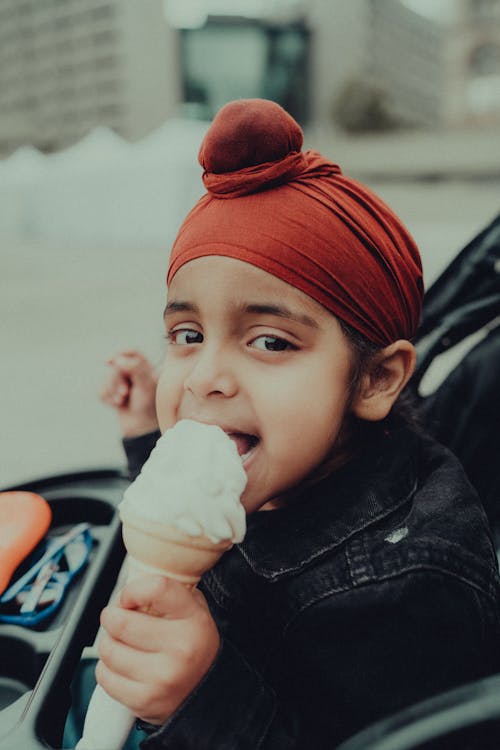 çocuk, dikey atış, dondurma içeren Ücretsiz stok fotoğraf