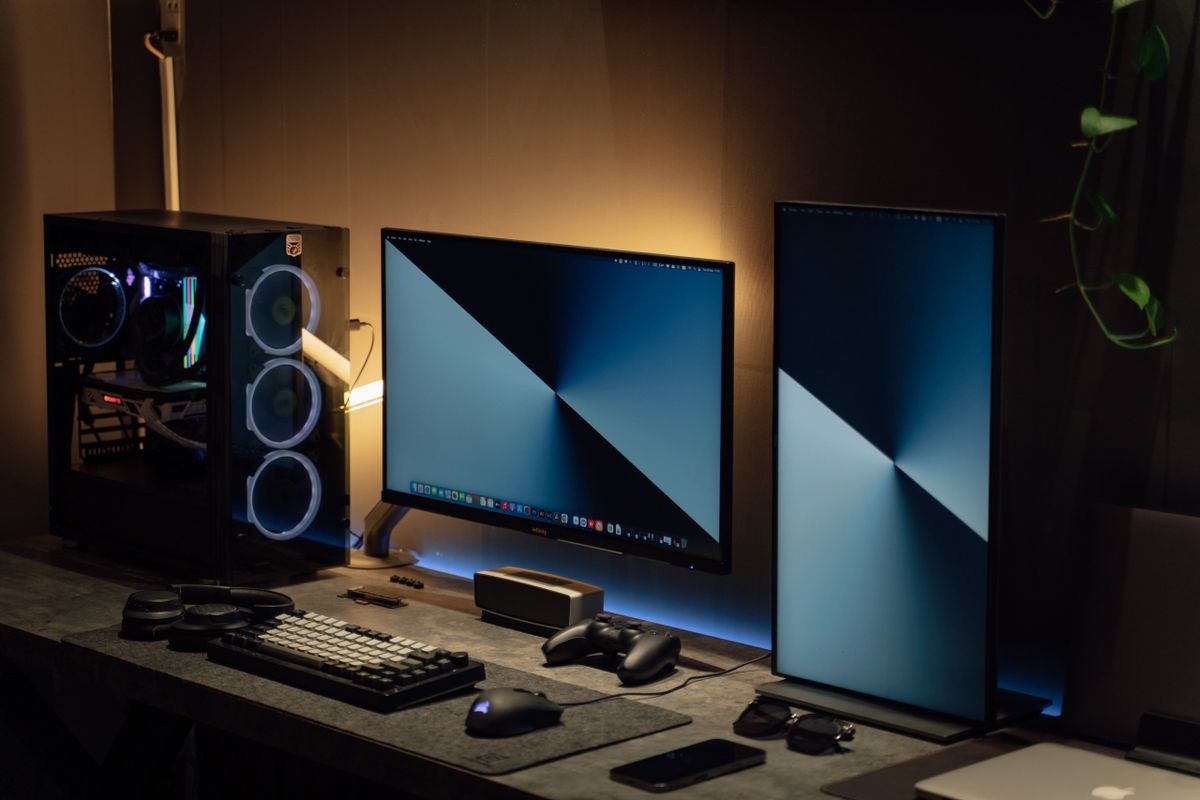 Computer setup in dark room · Free Stock Photo
