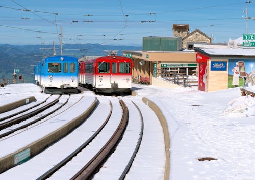 Gratis lagerfoto af bjergtinde, offentlig transport, sne dækket
