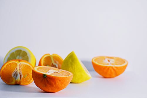 Нарезанные апельсины и лимоны