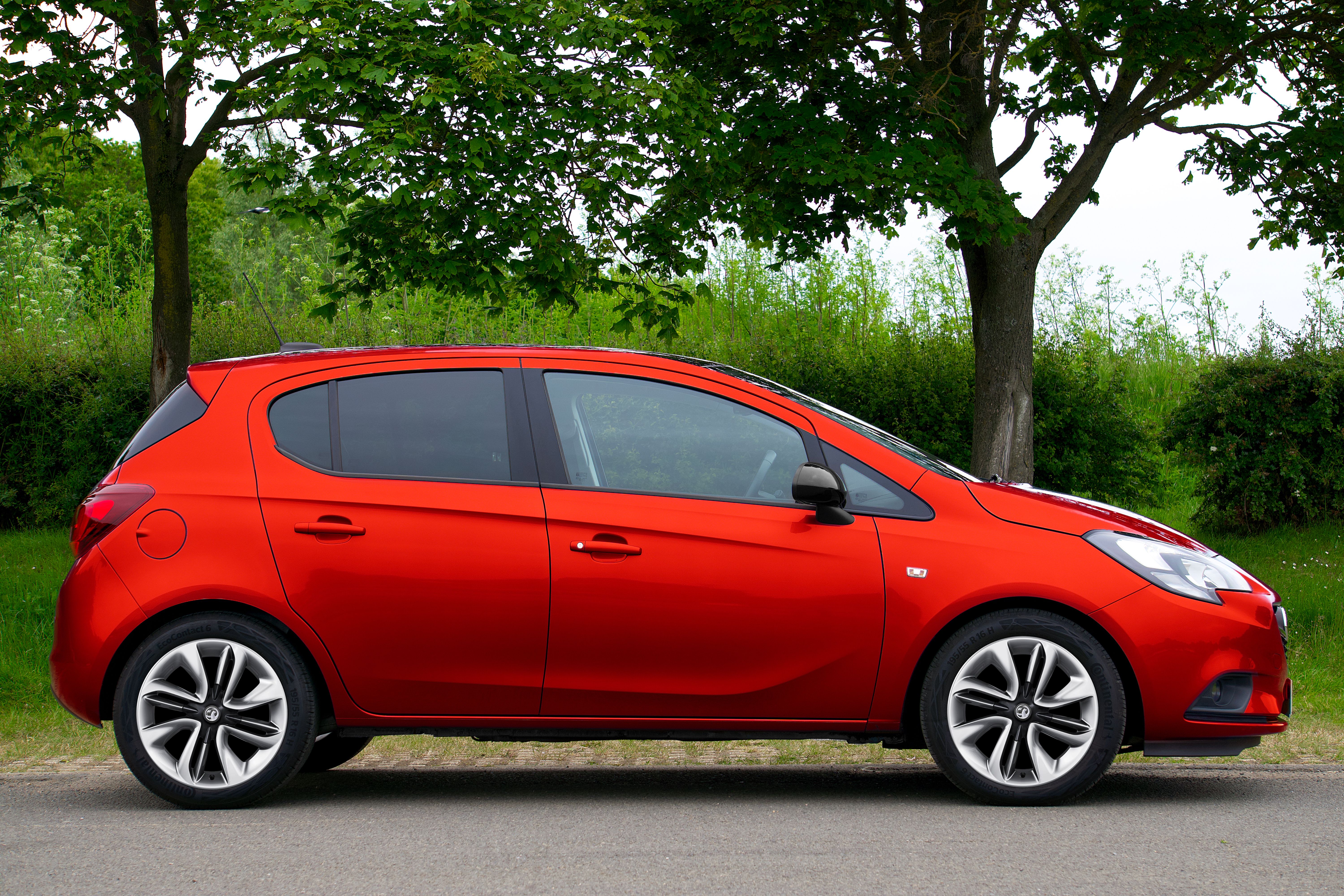 Foto de stock gratuita sobre arboles, carretera, corsa, opel, rojo ...
