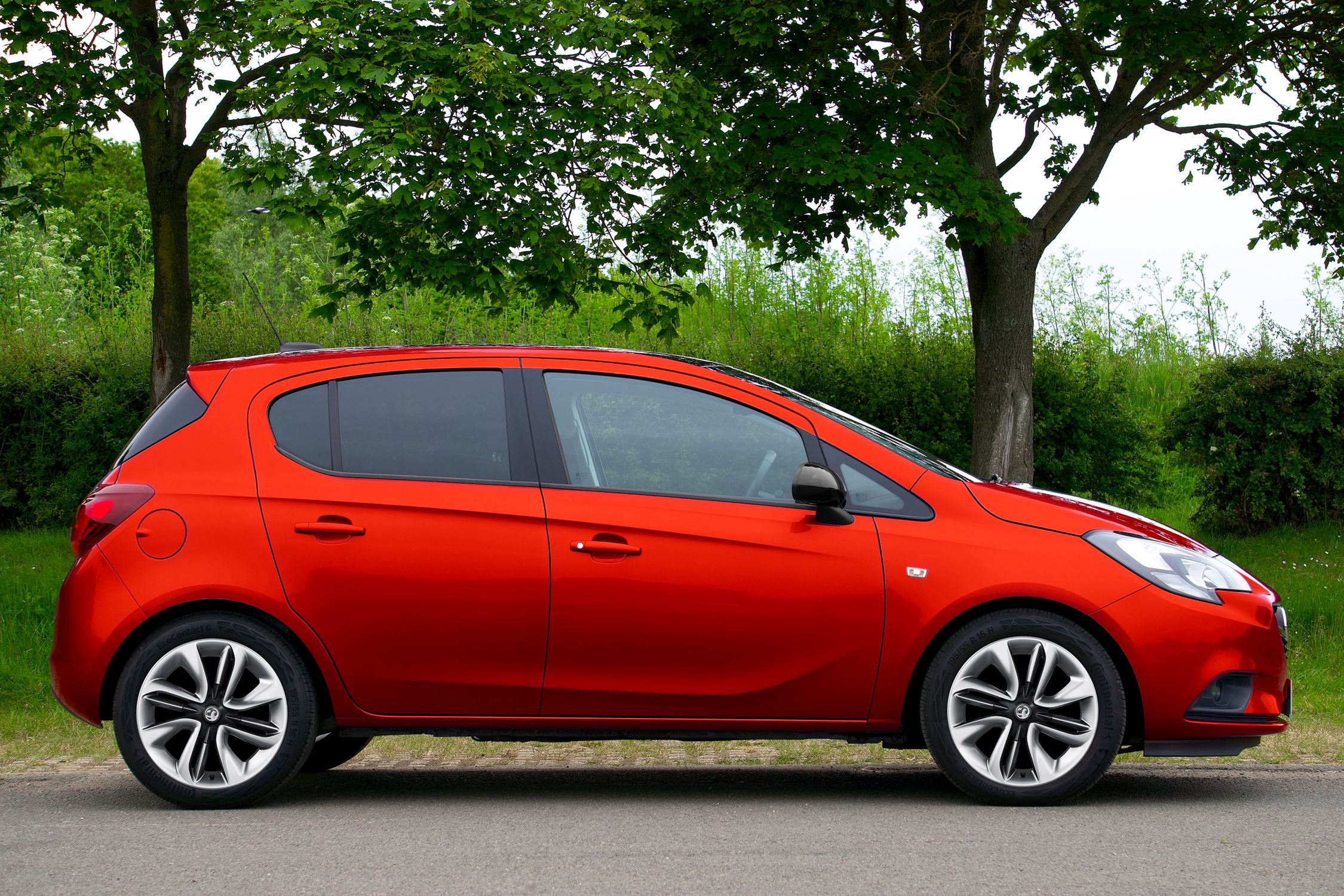 Foto de stock gratuita sobre arboles, carretera, corsa, opel, rojo ...