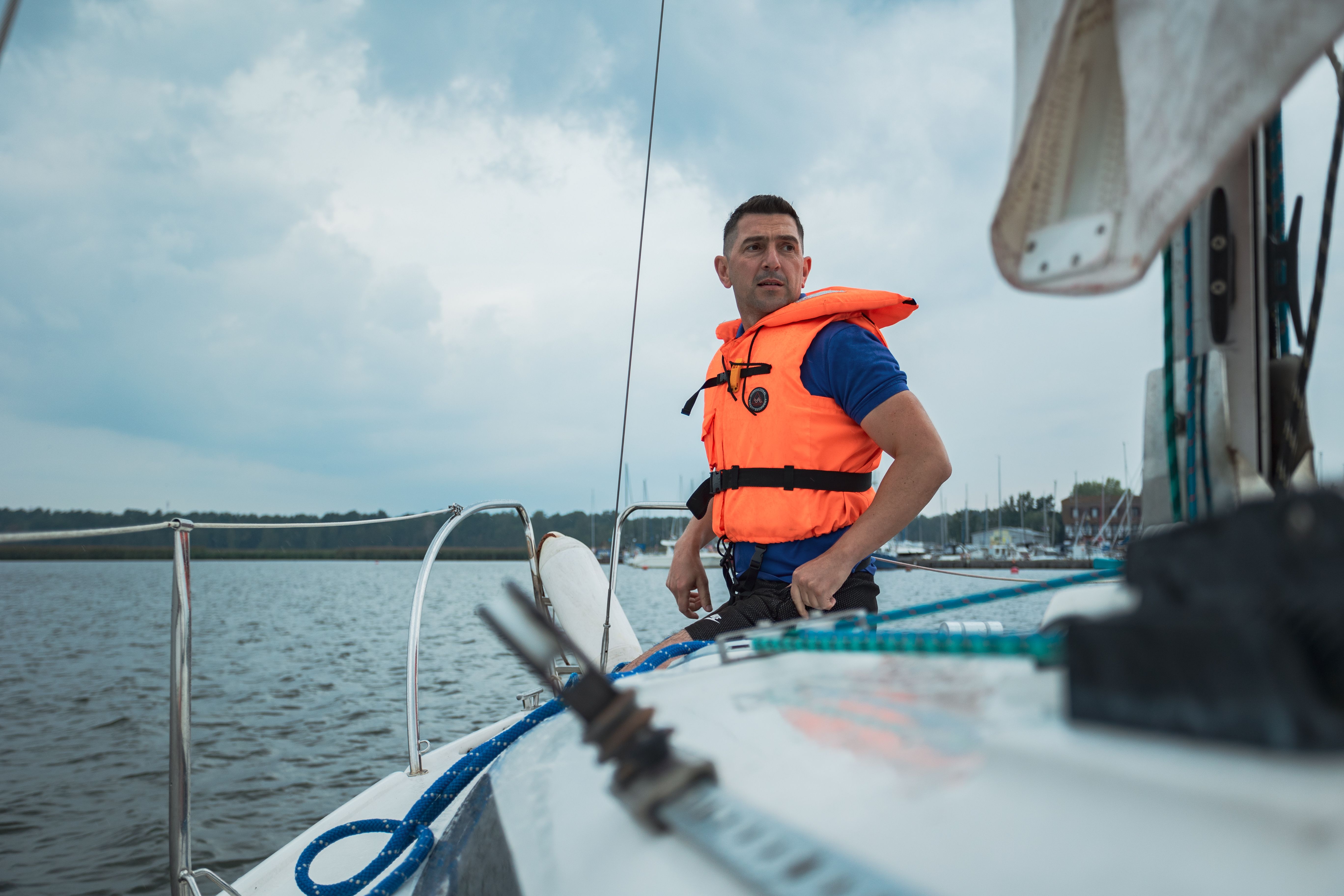 Marin à bord d'un voilier avec gilet de sauvetage