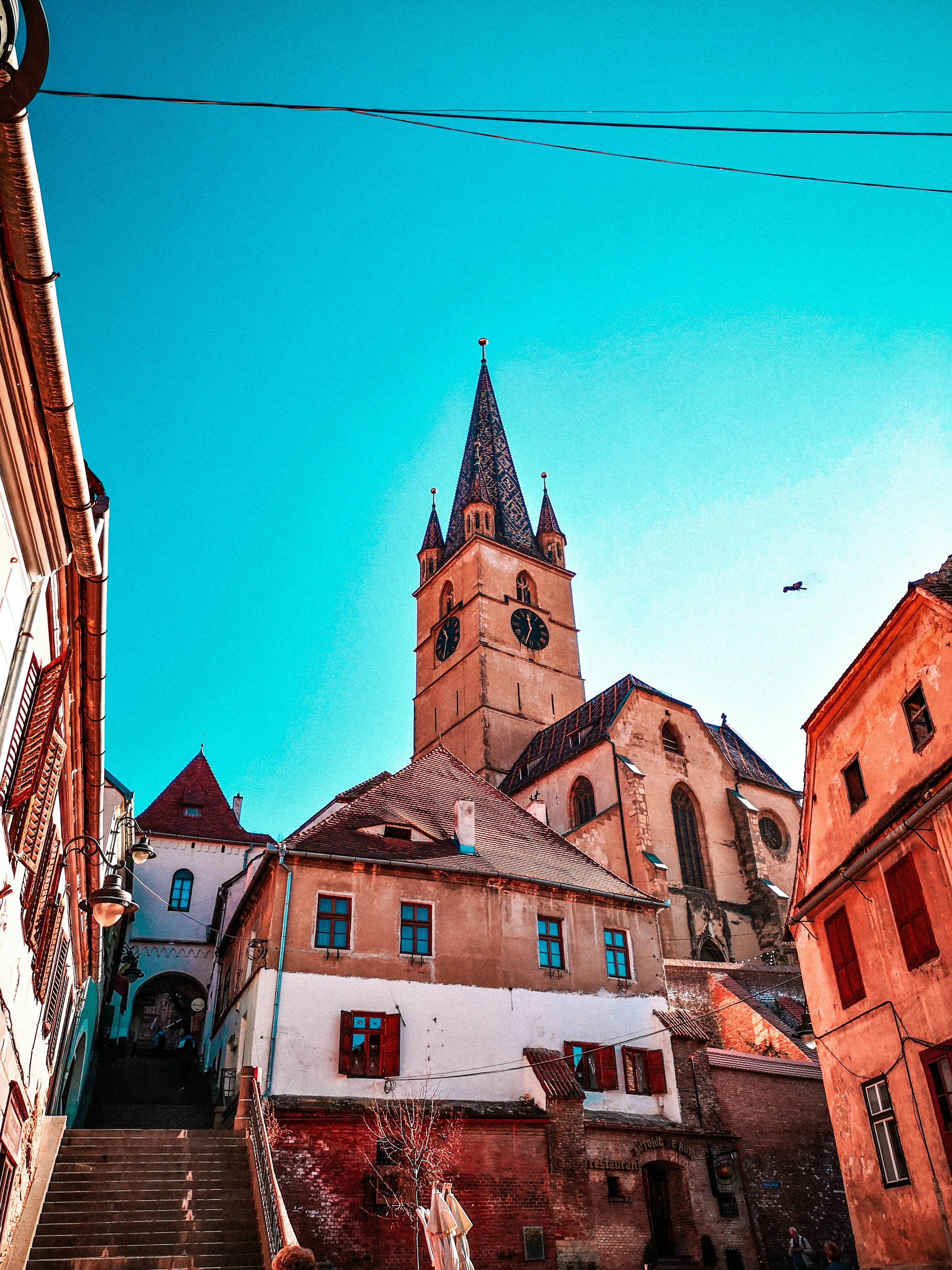 迷人的城镇广场上，矗立着历史悠久的钟楼，周围环绕着充满活力的建筑